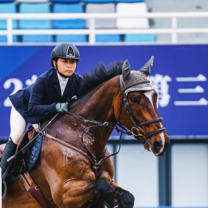 德國騎手Bernd Klein搭檔“NINI”奪得杭州（桐廬）國際馬術(shù)場地障礙賽1.4米資格賽冠軍 ...